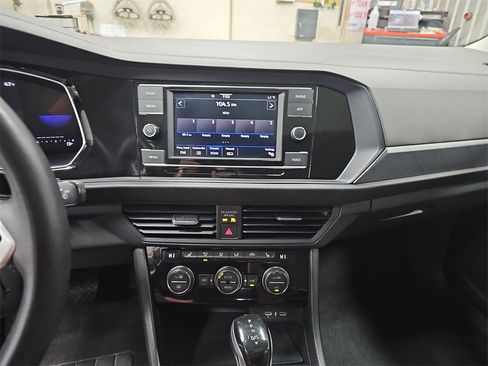 Used 2024 Volkswagen Jetta SE image 19