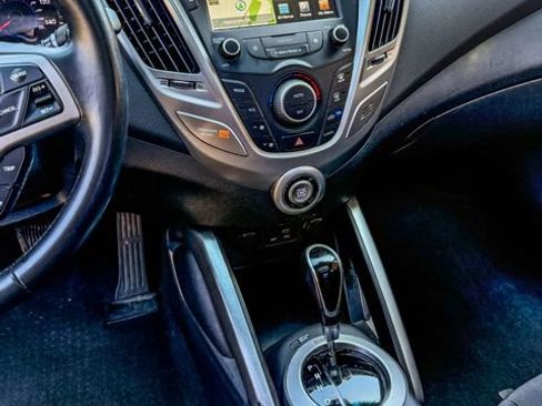 Used 2017 Hyundai Veloster Value Edition FWD image 9