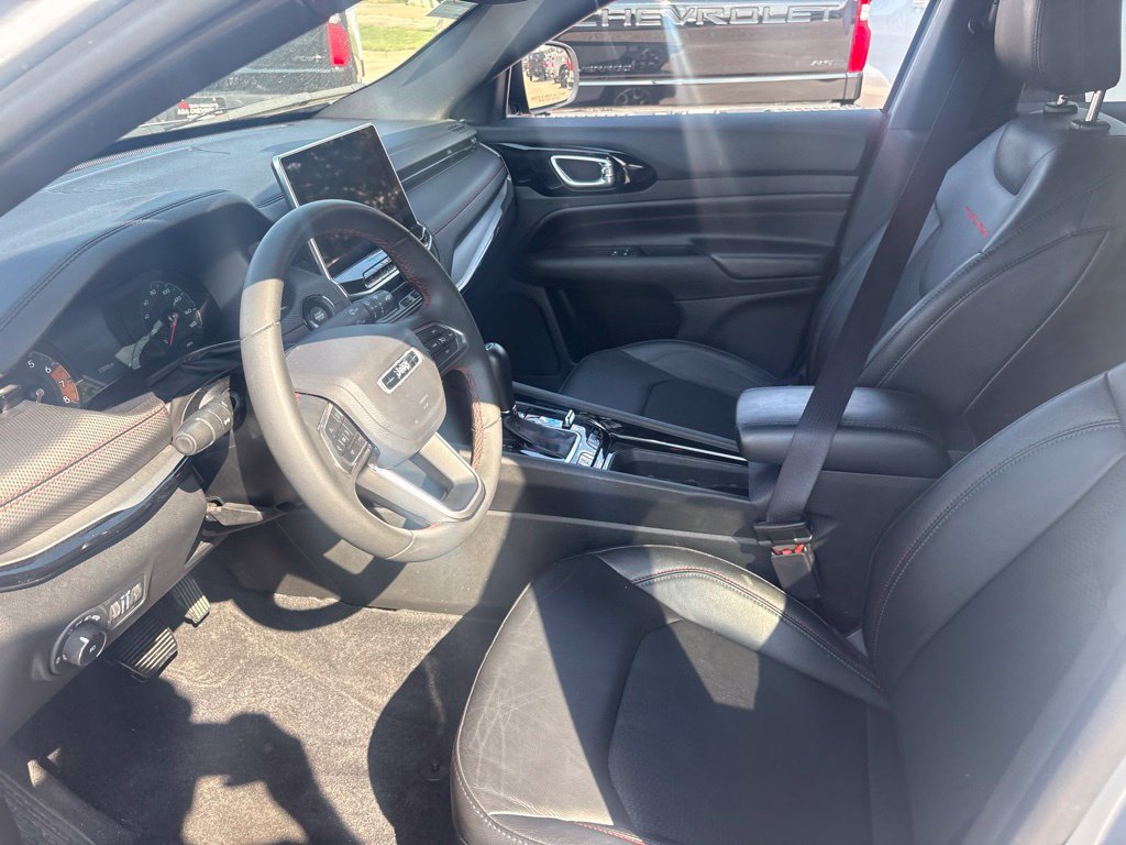 Used 2025 Jeep Compass Trailhawk AWD/4WD image 14