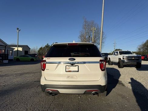 Used 2017 Ford Explorer XLT w/ Equipment Group 202A image 4