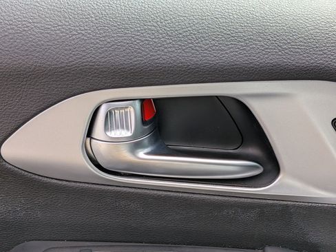 Used 2025 Chrysler Pacifica Limited FWD image 12