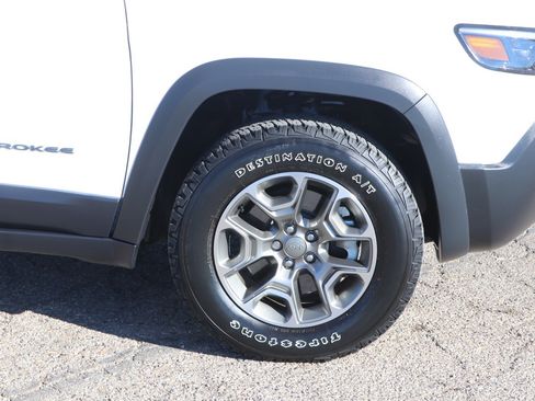 Used 2022 Jeep Cherokee Trailhawk image 9