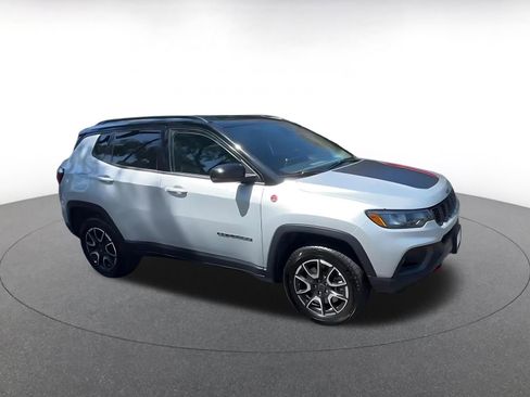 Used 2025 Jeep Compass Trailhawk AWD/4WD image 2