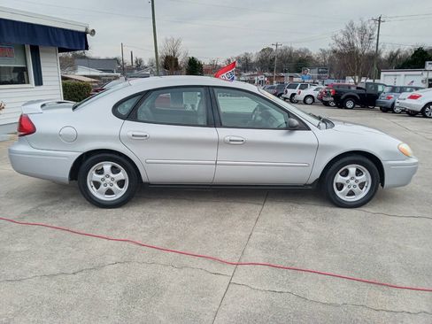 Used 2005 Ford Taurus SE image 4