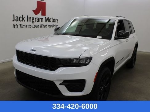 Used 2025 Jeep Grand Cherokee Altitude AWD/4WD image 1