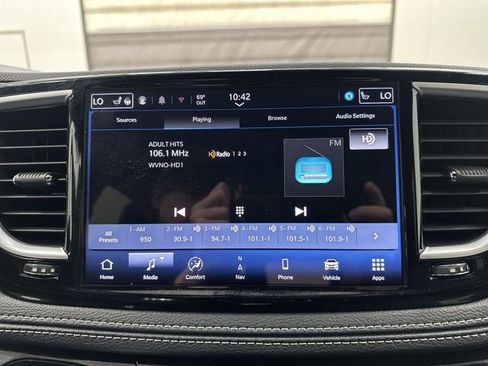 Used 2025 Chrysler Pacifica Limited AWD/4WD image 13