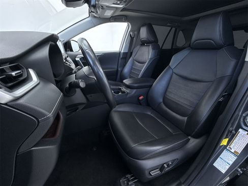 Used 2019 Toyota RAV4 Limited image 10