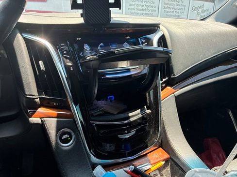 Used 2017 Cadillac Escalade ESV Luxury AWD/4WD image 22