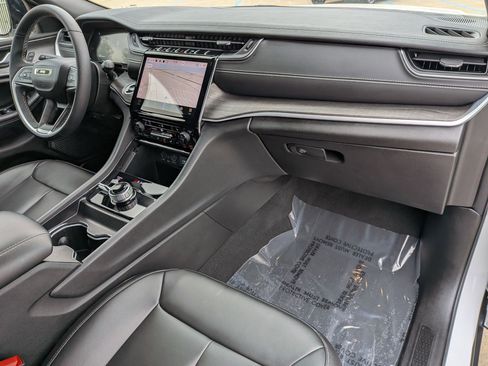 Used 2024 Jeep Grand Cherokee Limited w/ Black Appearance Package AWD/4WD image 32