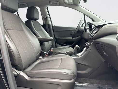 Used 2022 Chevrolet Trax LT w/ LT Convenience Package image 16