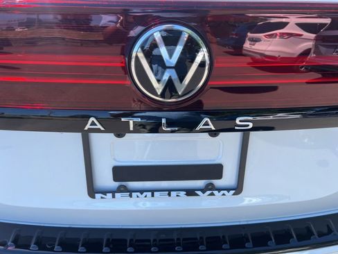 New 2026 Volkswagen Atlas Peak Edition image 9