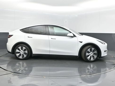 Used 2024 Tesla Model Y Long Range image 8