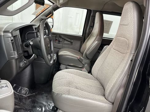 Used 2025 Chevrolet Express 3500 LT w/ LT Preferred Equipment Group RWD image 3