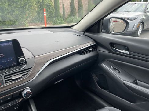 Used 2025 Nissan Altima 2.5 SV image 35
