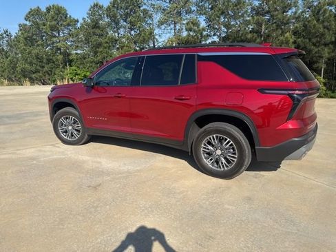 Used 2024 Chevrolet Traverse LT image 5