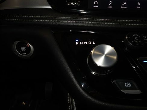 Used 2025 Chrysler Pacifica Limited image 16