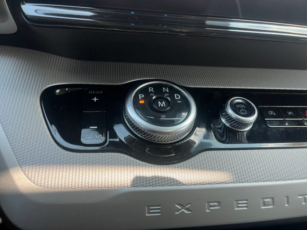 Used 2025 Ford Expedition Active RWD image 21