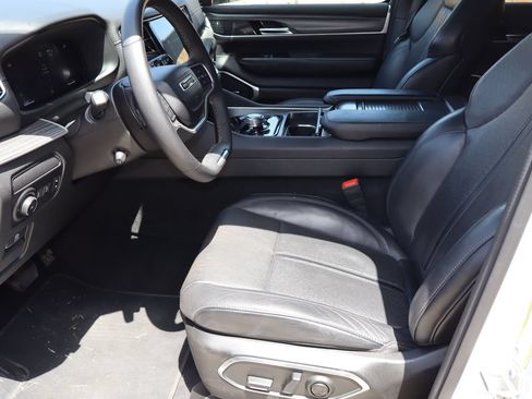 Used 2024 Jeep Wagoneer L Series II RWD image 16
