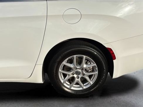 Used 2024 Chrysler Pacifica Touring-L FWD image 36