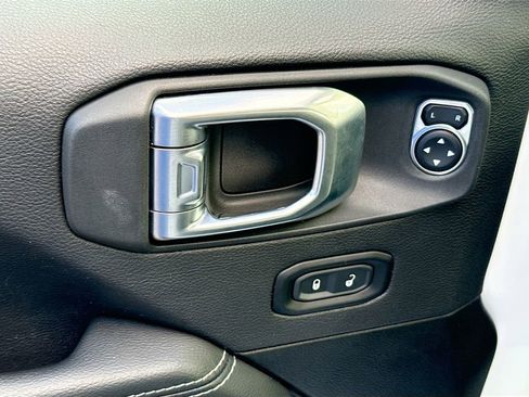 Used 2022 Jeep Wrangler Unlimited Sahara image 19