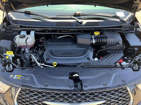 Used 2023 Chrysler Pacifica Touring-L FWD image 28