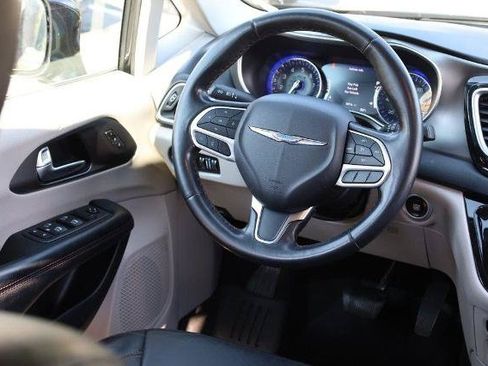 Used 2020 Chrysler Pacifica Touring-L Plus FWD image 27