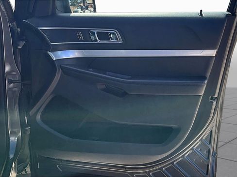 Used 2017 Ford Explorer XLT w/ Equipment Group 202A AWD/4WD image 21