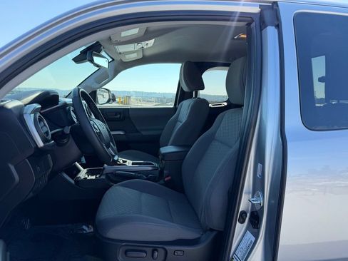 Used 2021 Toyota Tacoma SR5 AWD/4WD image 9