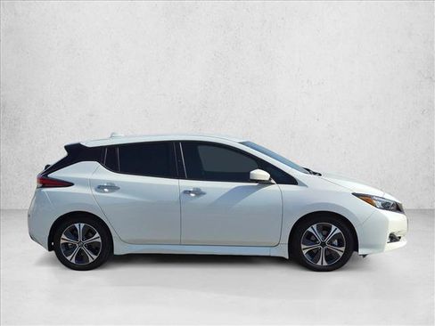 Used 2021 Nissan Leaf SV w/ SV Technology Package FWD image 4