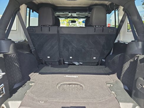Used 2017 Jeep Wrangler Unlimited Sahara w/ Connectivity Group AWD/4WD image 13