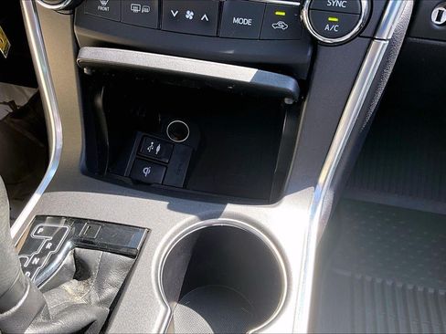 Used 2017 Toyota Camry XLE FWD image 16