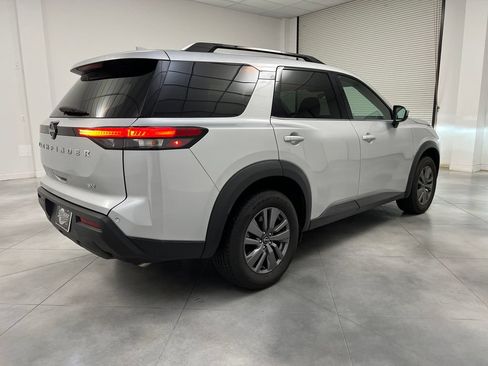 Used 2024 Nissan Pathfinder SV FWD image 9