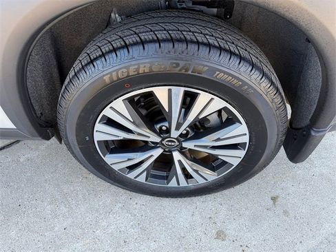 Used 2023 Nissan Rogue SV image 5