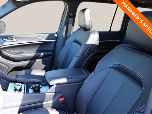 New 2025 Jeep Grand Cherokee Limited w/ Black Appearance Package image 12