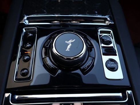 Used 2023 Rolls-Royce Cullinan Black Badge w/ Dark Exterior Package image 32