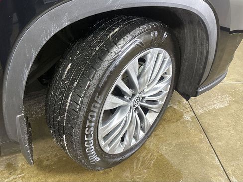 Used 2025 Toyota Highlander Platinum image 11