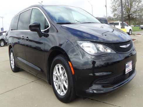 Certified 2023 Chrysler Voyager LX FWD image 4