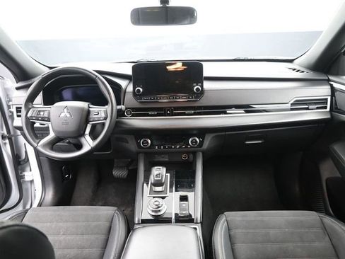 Used 2023 Mitsubishi Outlander SE image 27