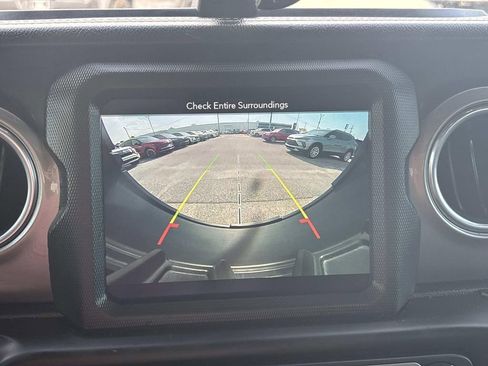 Used 2018 Jeep Wrangler Unlimited Sahara AWD/4WD image 20