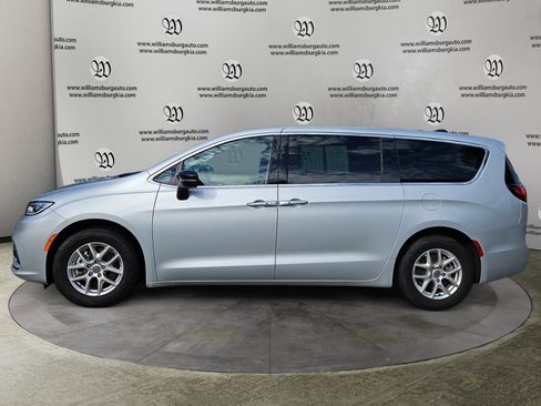 Used 2024 Chrysler Pacifica Touring-L image 2