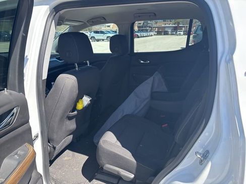 Used 2023 GMC Acadia SLE image 10