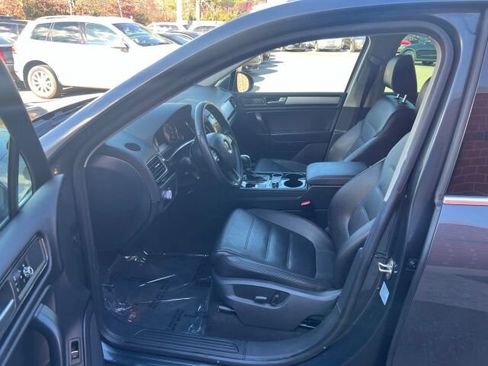 Used 2013 Volkswagen Touareg Sport image 9