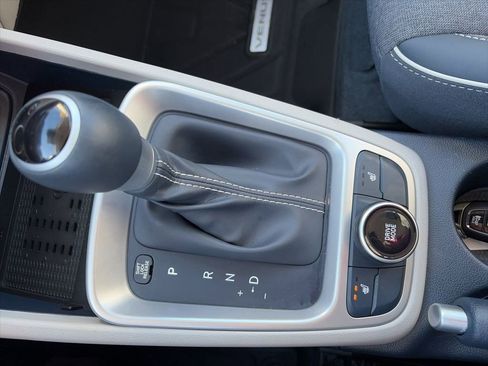 Used 2025 Hyundai Venue Limited image 18