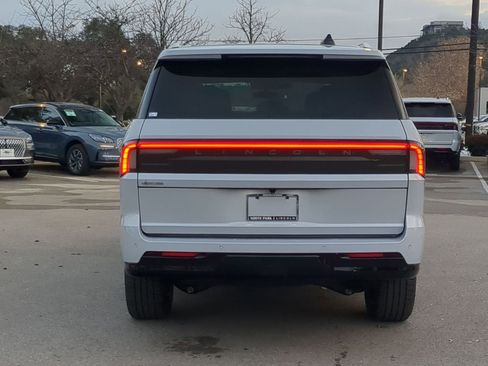 New 2026 Lincoln Navigator Premiere image 4