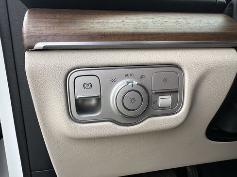 Used 2025 Mercedes-Benz GLE 450e 4MATIC image 35