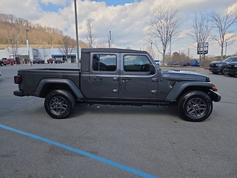 Used 2023 Jeep Gladiator Sport w/ Off Road Group AWD/4WD image 2