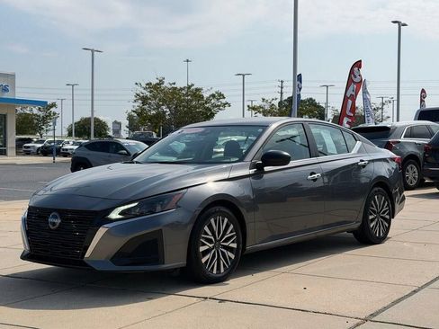 Used 2025 Nissan Altima 2.5 SV FWD image 8