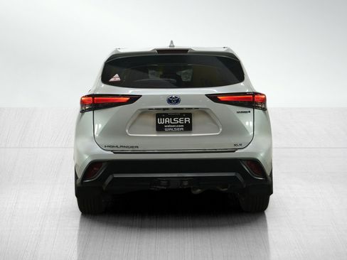 Used 2024 Toyota Highlander XLE image 4