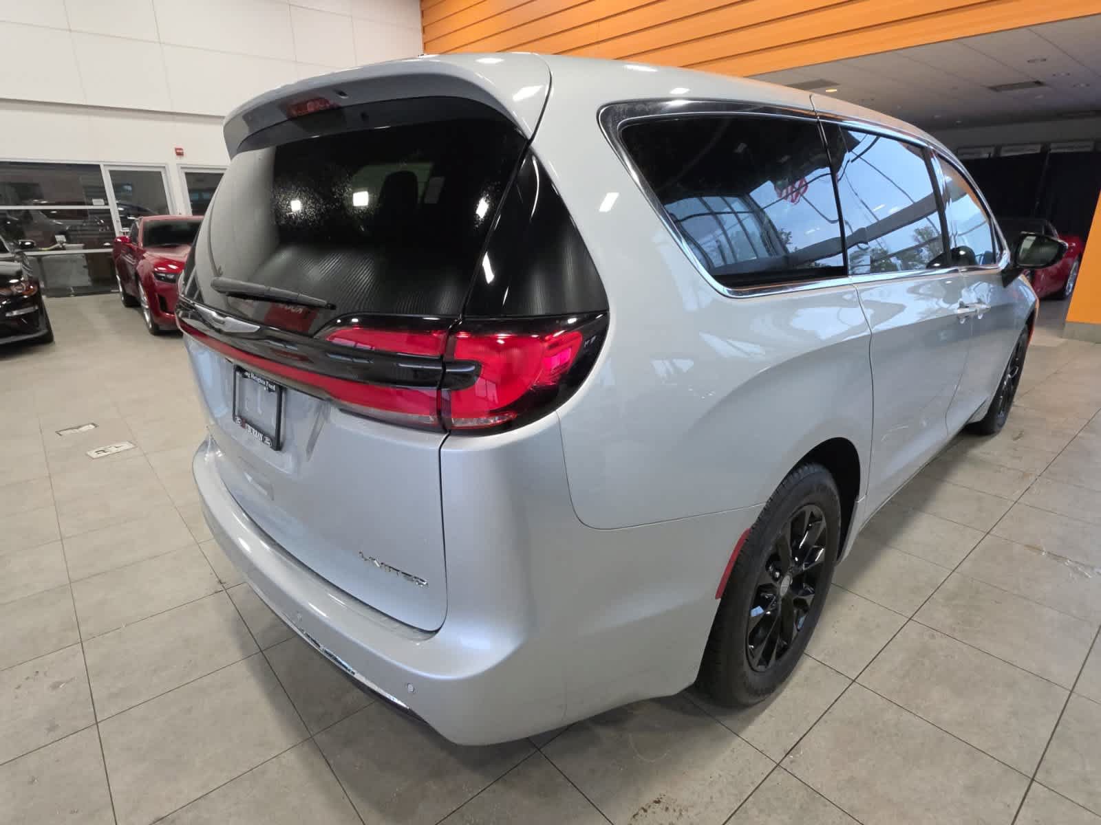 Used 2026 Chrysler Pacifica Limited FWD image 7