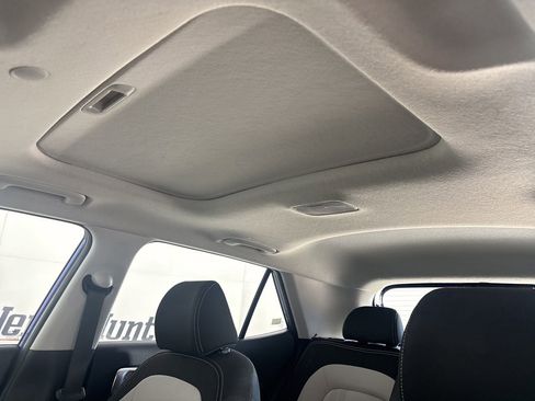 Used 2023 Hyundai Venue SEL FWD image 9